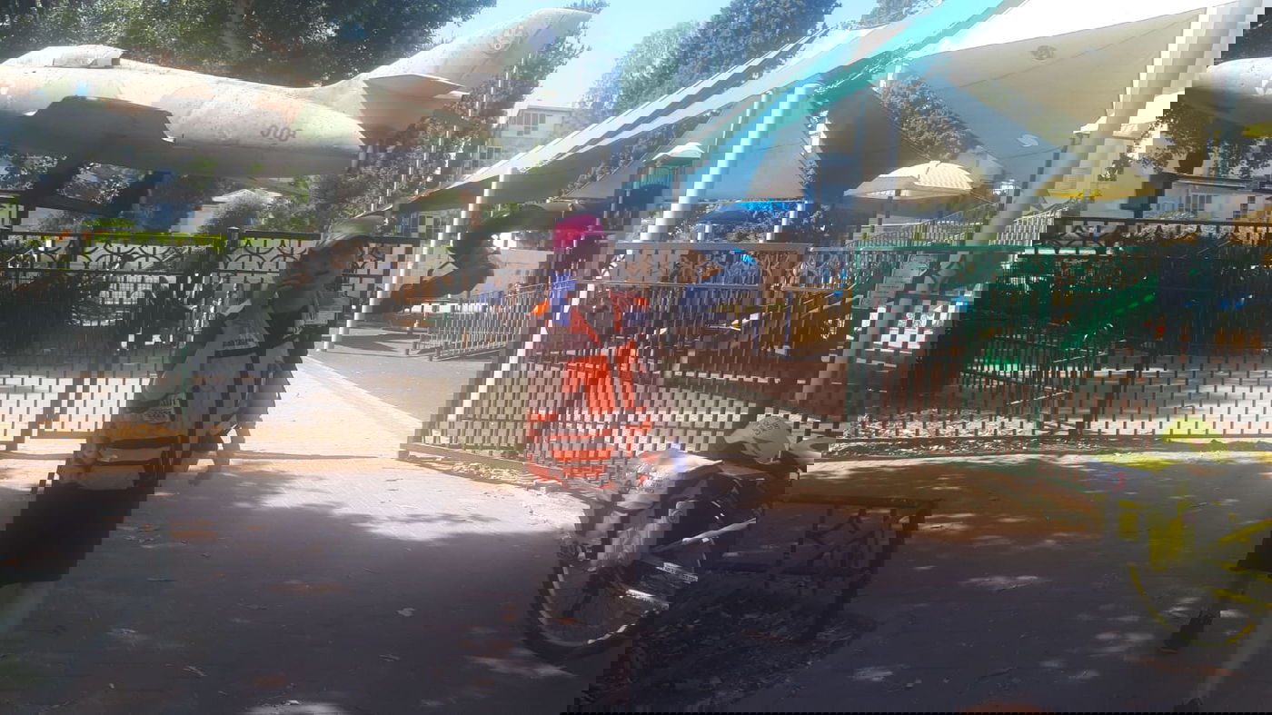 תעלומה: ילד בן 6 נמצא כשהוא דקור בגן שעשועים