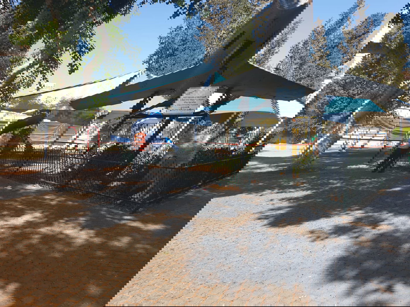 תעלומה: ילד בן 6 נמצא כשהוא דקור בגן שעשועים