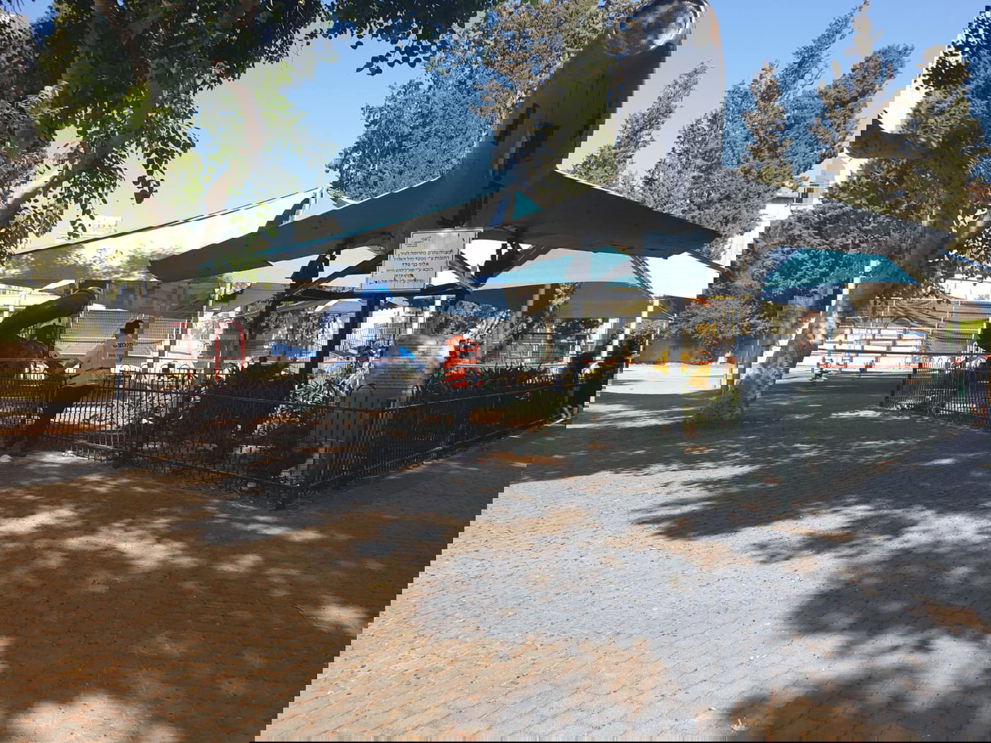 תעלומה: ילד בן 6 נמצא כשהוא דקור בגן שעשועים