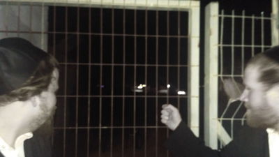 החסידים והמשטרה, מחוץ לבית הכנסת, הלילה