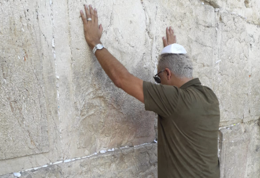 באישון ליל: הזמר קובי פרץ התפלל בכותל