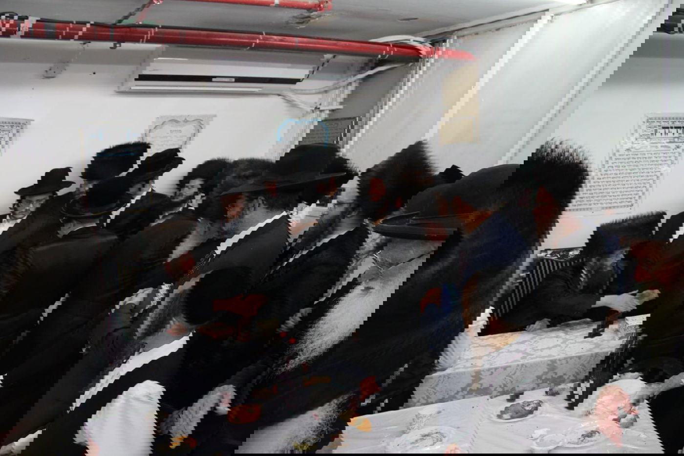 האדמו"ר מקאליב שבת בבני ברק; בית המדרש הוחשך