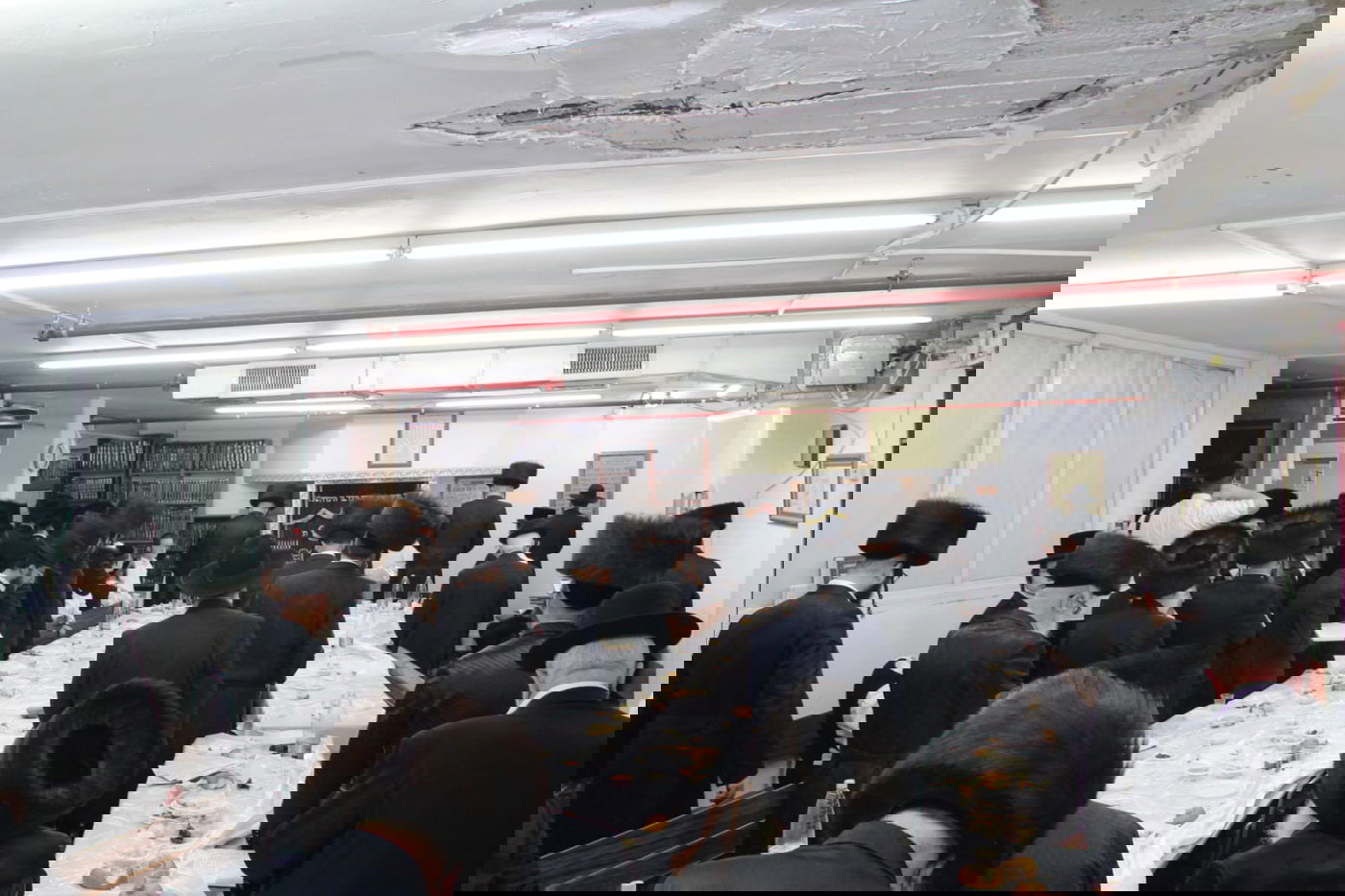 האדמו"ר מקאליב שבת בבני ברק; בית המדרש הוחשך