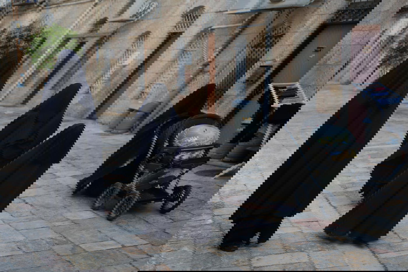 ברחובות העיר ירושלים: אם צועדת עם בנותיה ב'שאלים'