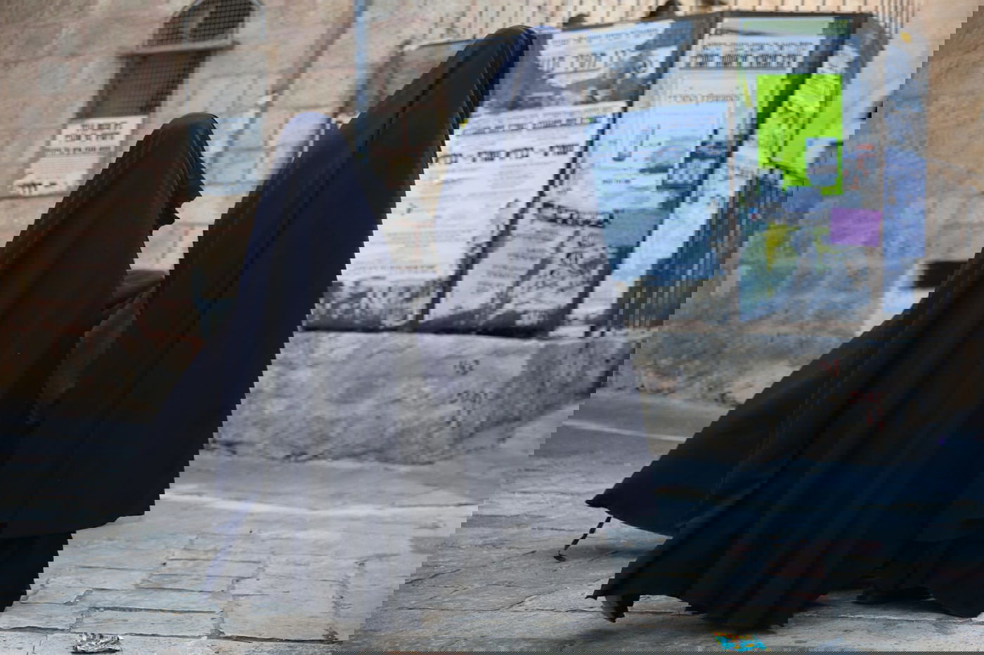 ברחובות העיר ירושלים: אם צועדת עם בנותיה ב'שאלים'