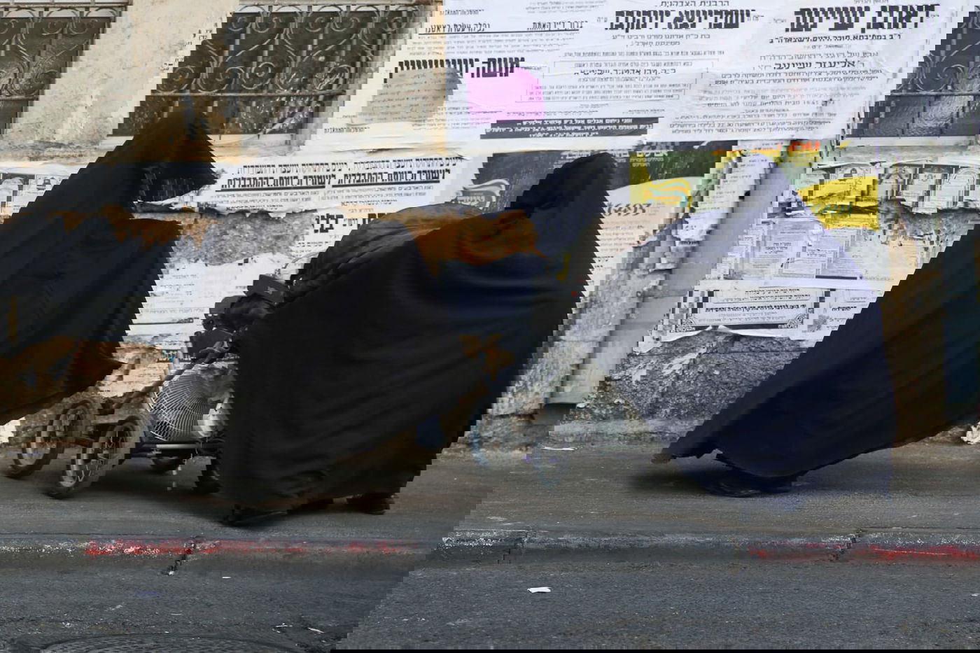 ברחובות העיר ירושלים: אם צועדת עם בנותיה ב'שאלים'