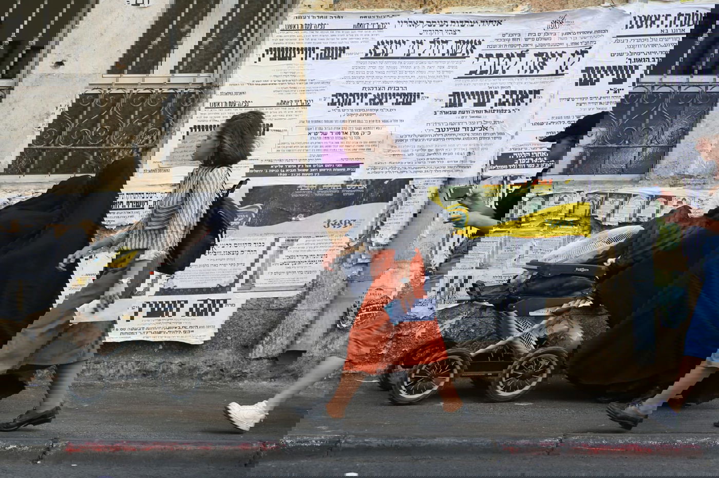 ברחובות העיר ירושלים: אם צועדת עם בנותיה ב'שאלים'