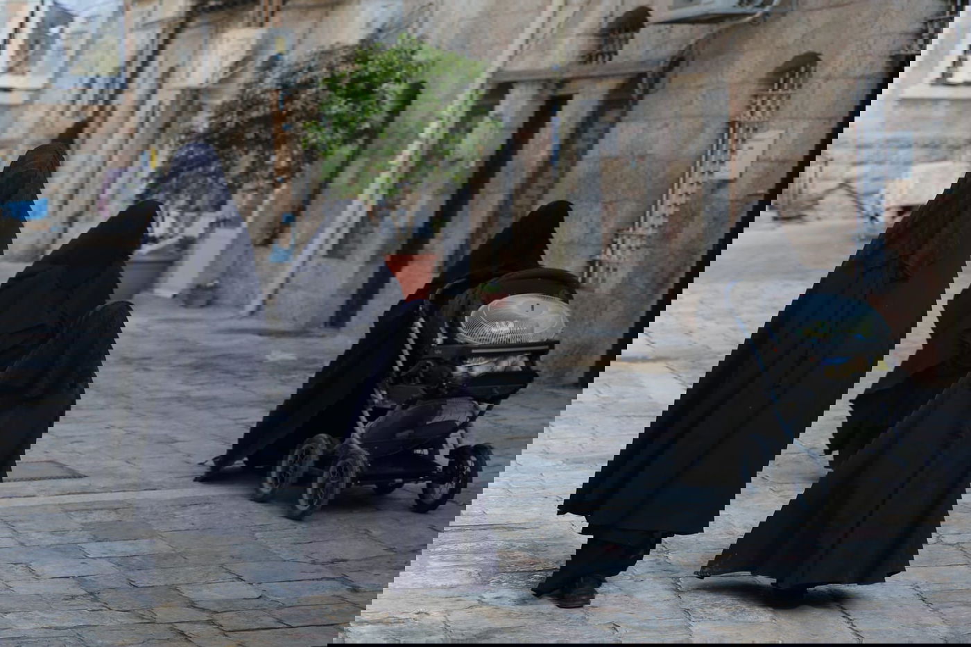 ברחובות העיר ירושלים: אם צועדת עם בנותיה ב'שאלים'