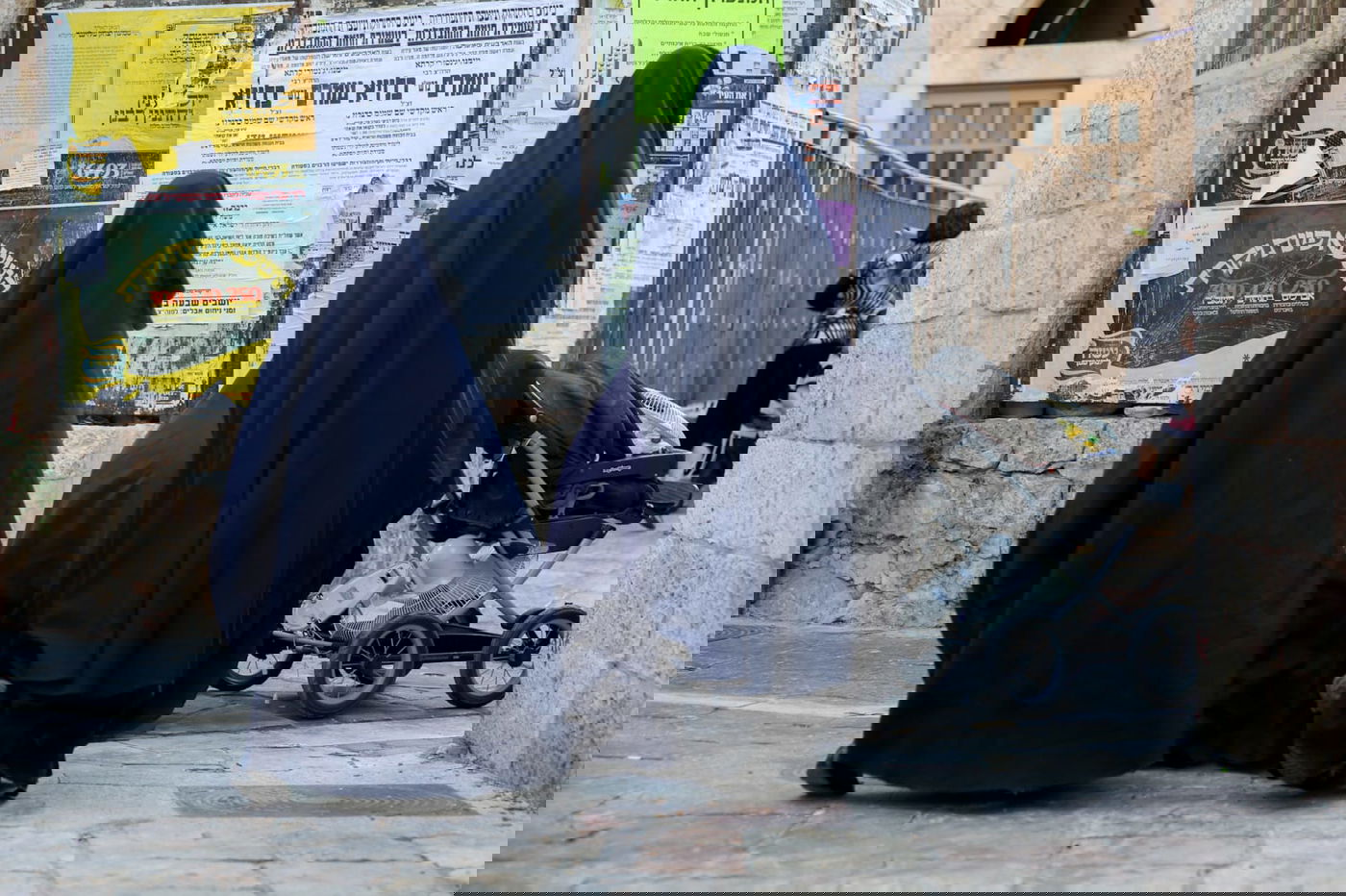 ברחובות העיר ירושלים: אם צועדת עם בנותיה ב'שאלים'