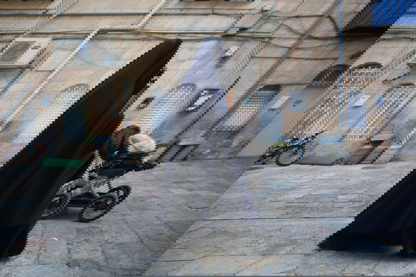 ברחובות העיר ירושלים: אם צועדת עם בנותיה ב'שאלים'