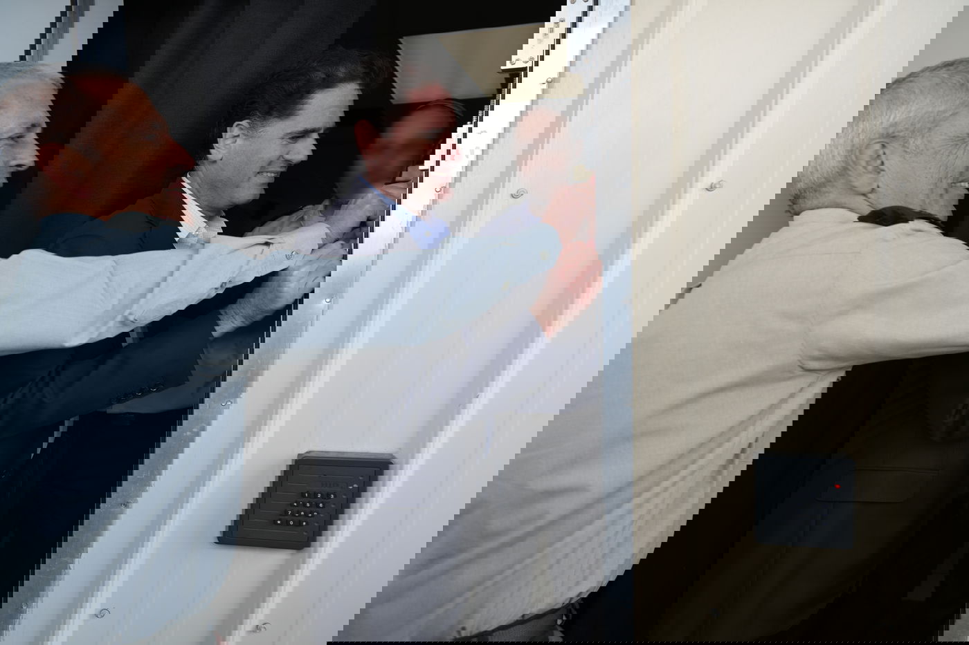 קביעת מזוזה בחדר הניסוי באלסקה. משמאל לימין: נספח צה"ל בארה"ב אלוף מיקי אדלשטיין, השגריר רון דרמר ואל"מ ש' רמ"ח שכבה עליונה במנהלת חומה