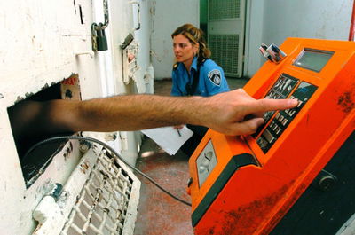 אסירים בכלא