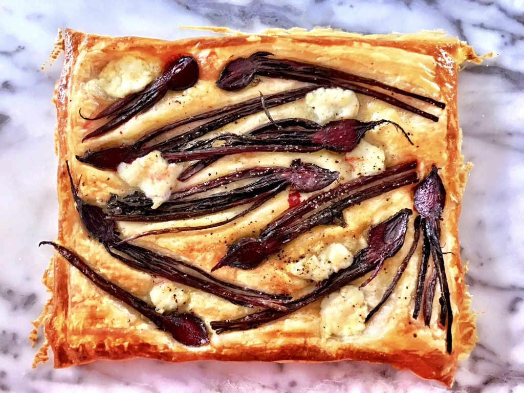 מאפה בצק עלים עם גבינת פטה וסלקים