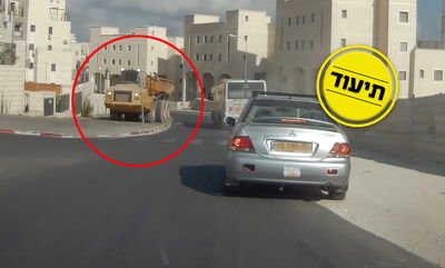 לא יאומן: נהג משאית נוסע על מדרכה - כדי לעקוף אוטובוס