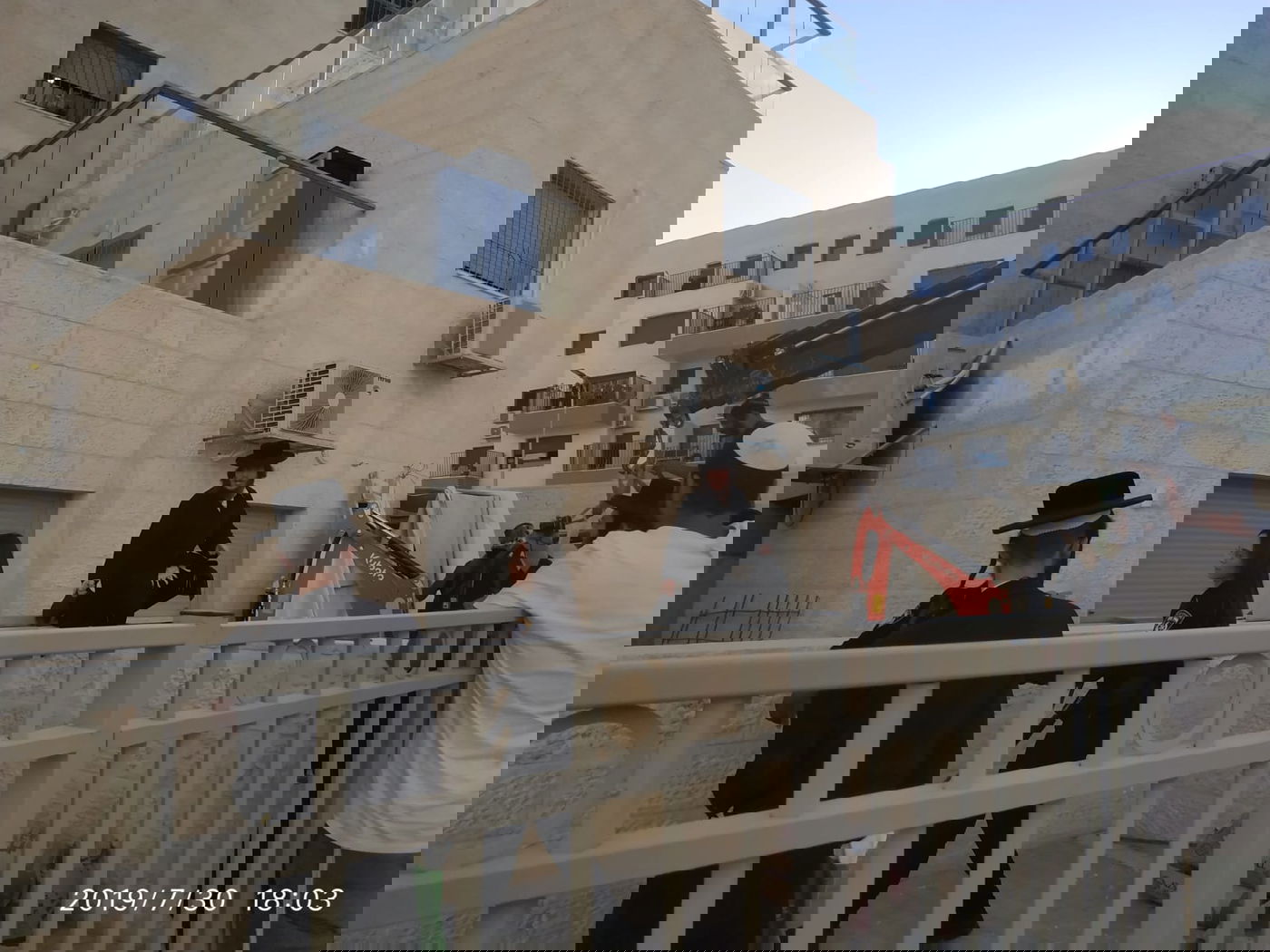 המפגינים פלשו לחצר הבית: 'יש שם קברים'