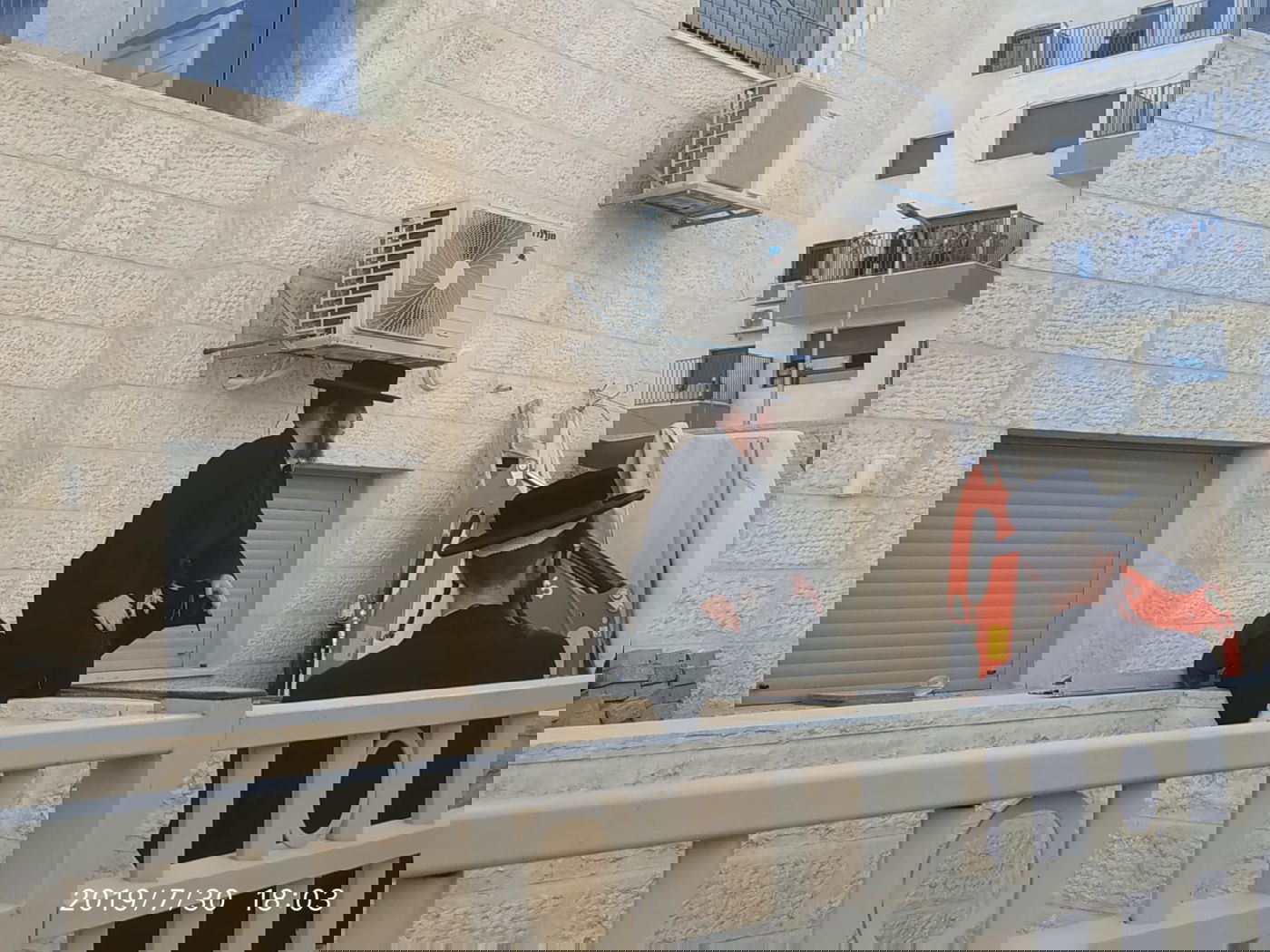 המפגינים פלשו לחצר הבית: 'יש שם קברים'