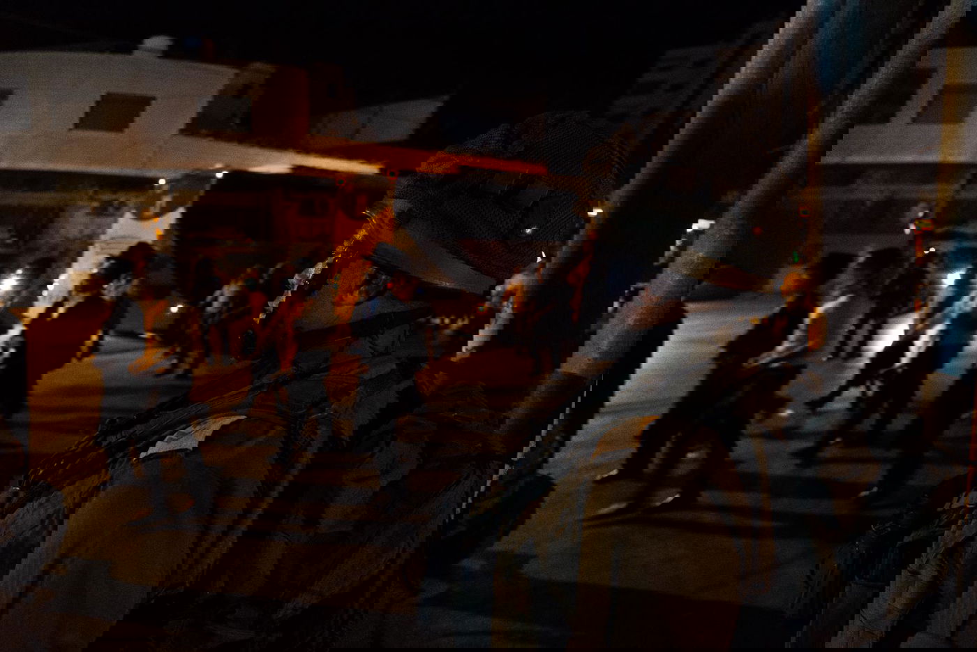 לפני כניסת המתפללים; מטען בקבר יוסף