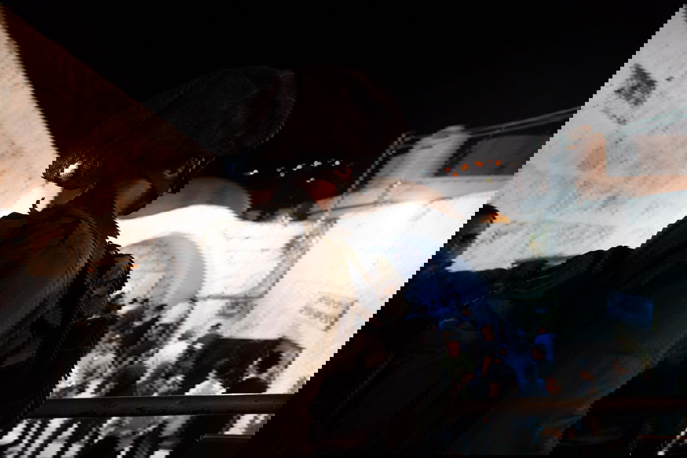 לפני כניסת המתפללים; מטען בקבר יוסף