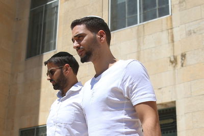 בשטיח אדום ובלונים: כך התקבל הנאשם בהפקרת הילד בנימין ביגלאייזן