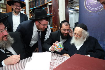 הגר"ח מחלק סוכריות