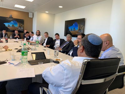 ראש העיר בפגישה עם מנהלי החיידרים בלשכתו
