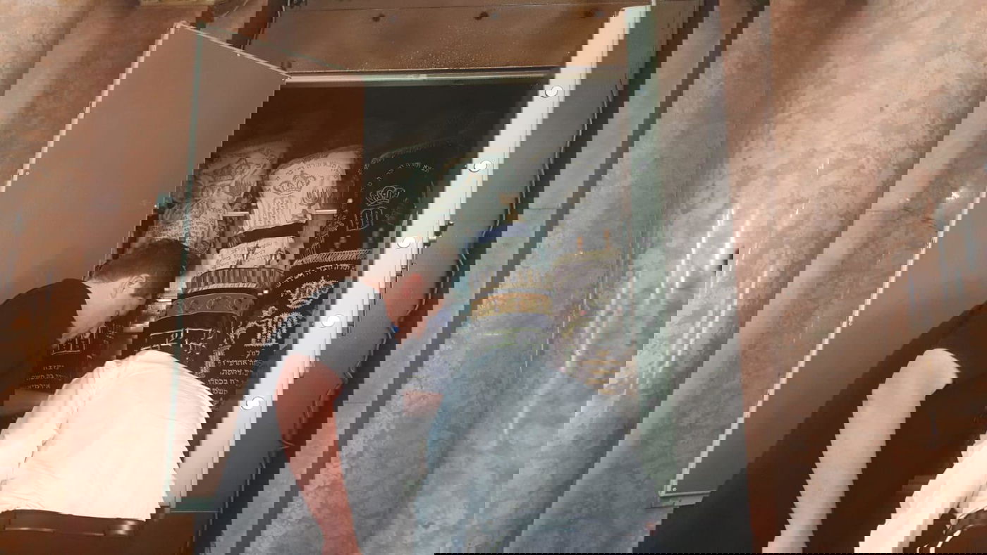 פ"ת: אלמוני הצית את 'ארון הקודש' בבית הכנסת הגדול