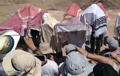 עם כאפיות: ברכת הכהנים בציון אהרן הכהן בירדן