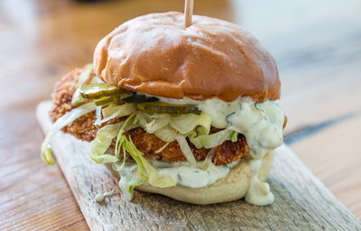 שניצל דג בציפוי פריך עם רוטב טרטר. פילה-או-פיש