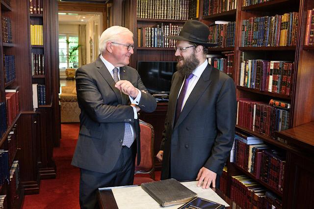 נשיא גרמניה ביקר בביתו של הרב שהותקף