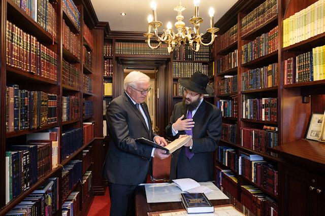 נשיא גרמניה ביקר בביתו של הרב שהותקף