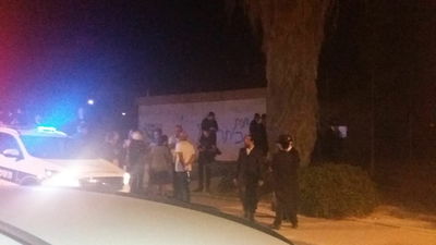החסידים והמשטרה מחוץ למבנה בעיר ערד