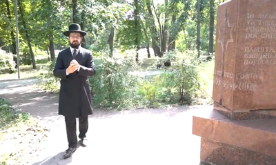 הרב איזקסון בבית הקברות