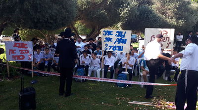 צפו: הילדים הפגינו נגד ראש העיר בני כשריאל