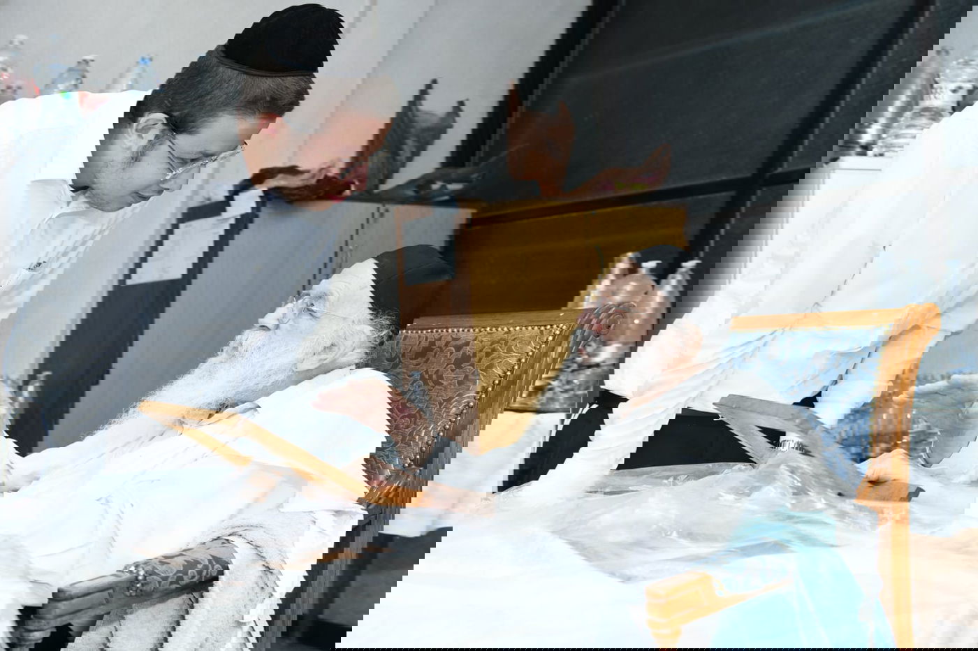 מיוחד: יום בחיי הגאון רבי מאיר גריינמן • צפו