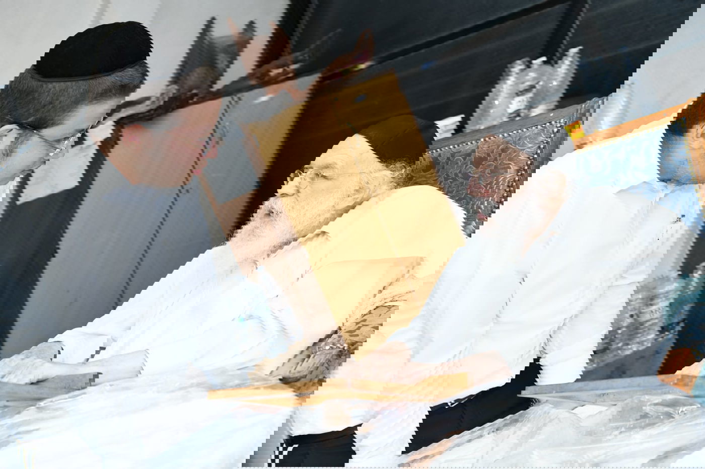 מיוחד: יום בחיי הגאון רבי מאיר גריינמן • צפו