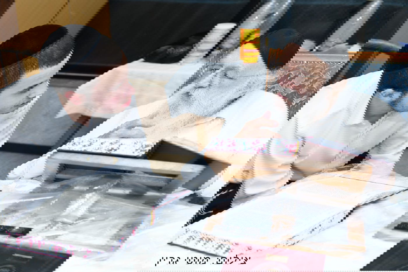 מיוחד: יום בחיי הגאון רבי מאיר גריינמן • צפו