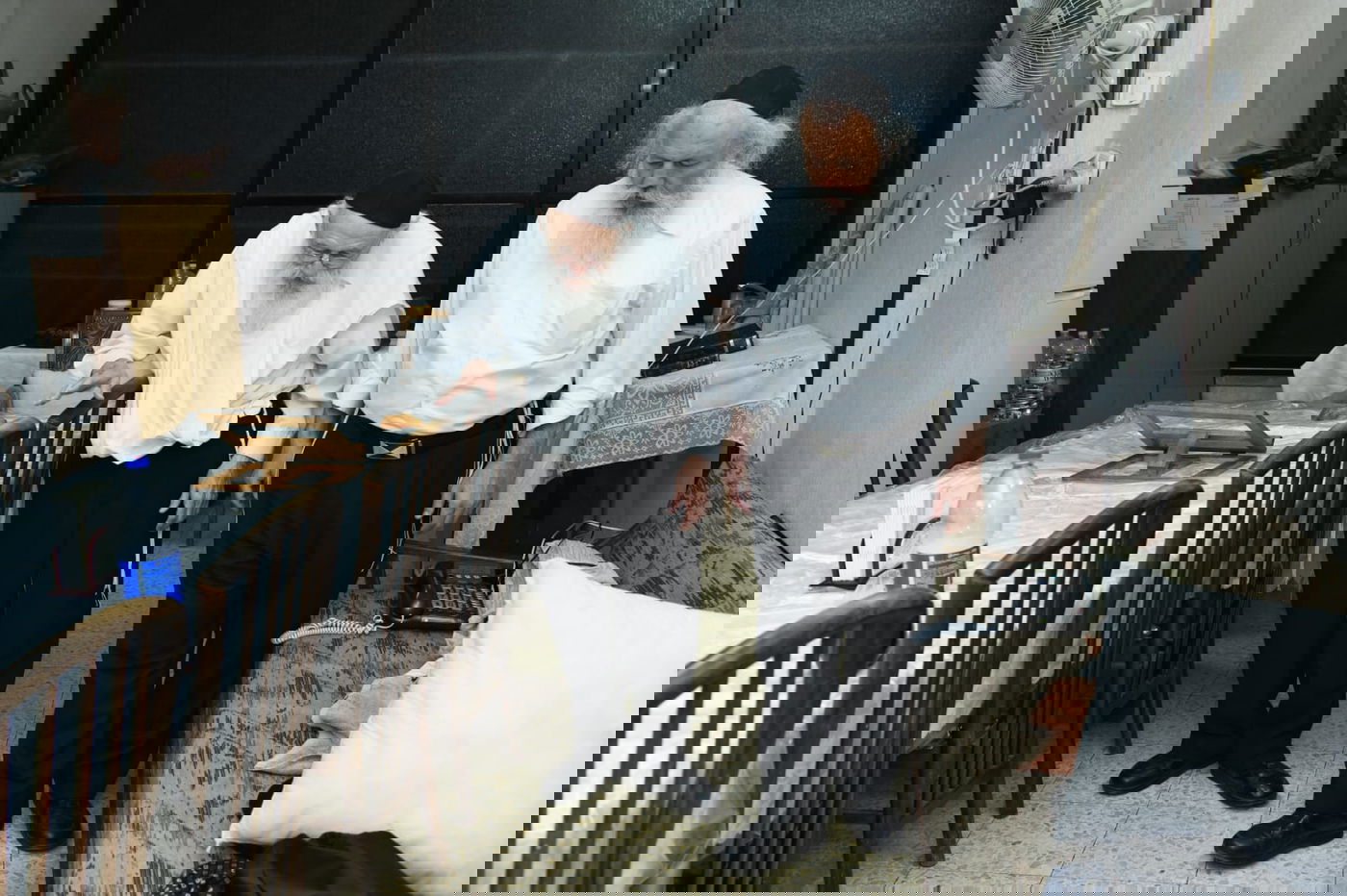 מיוחד: יום בחיי הגאון רבי מאיר גריינמן • צפו