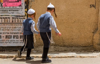 מתי ילד בוגר מספיק כדי לשמור על אחיו הצעירים? פסיכולוג עונה