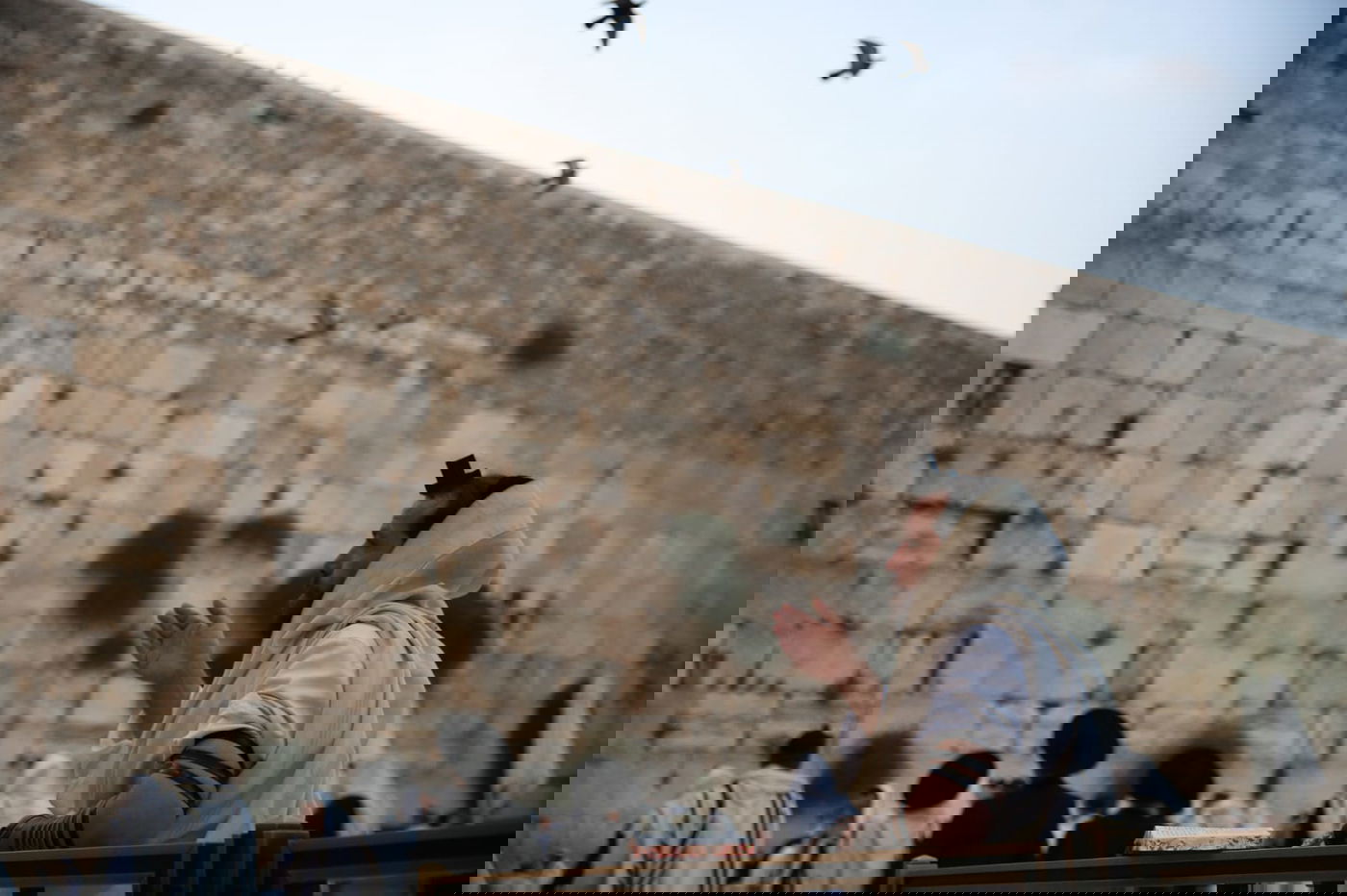 תיעוד: תפילת שחרית ליד שריד בית מקדשנו