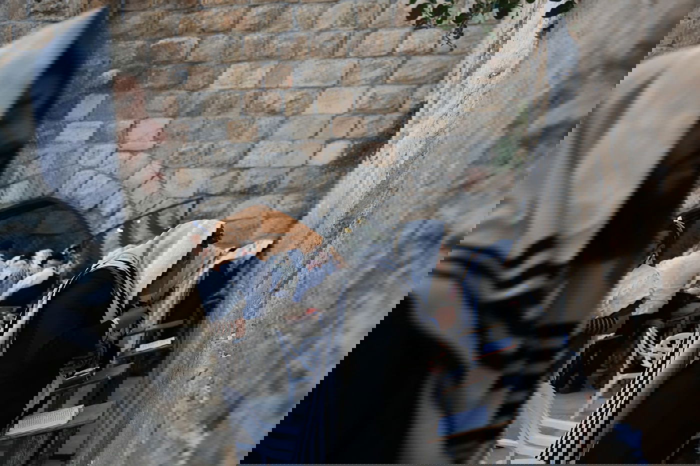 תיעוד: תפילת שחרית ליד שריד בית מקדשנו