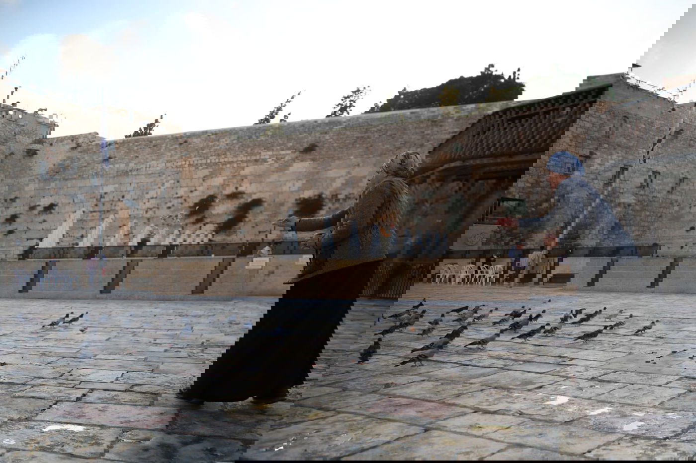 תיעוד: תפילת שחרית ליד שריד בית מקדשנו