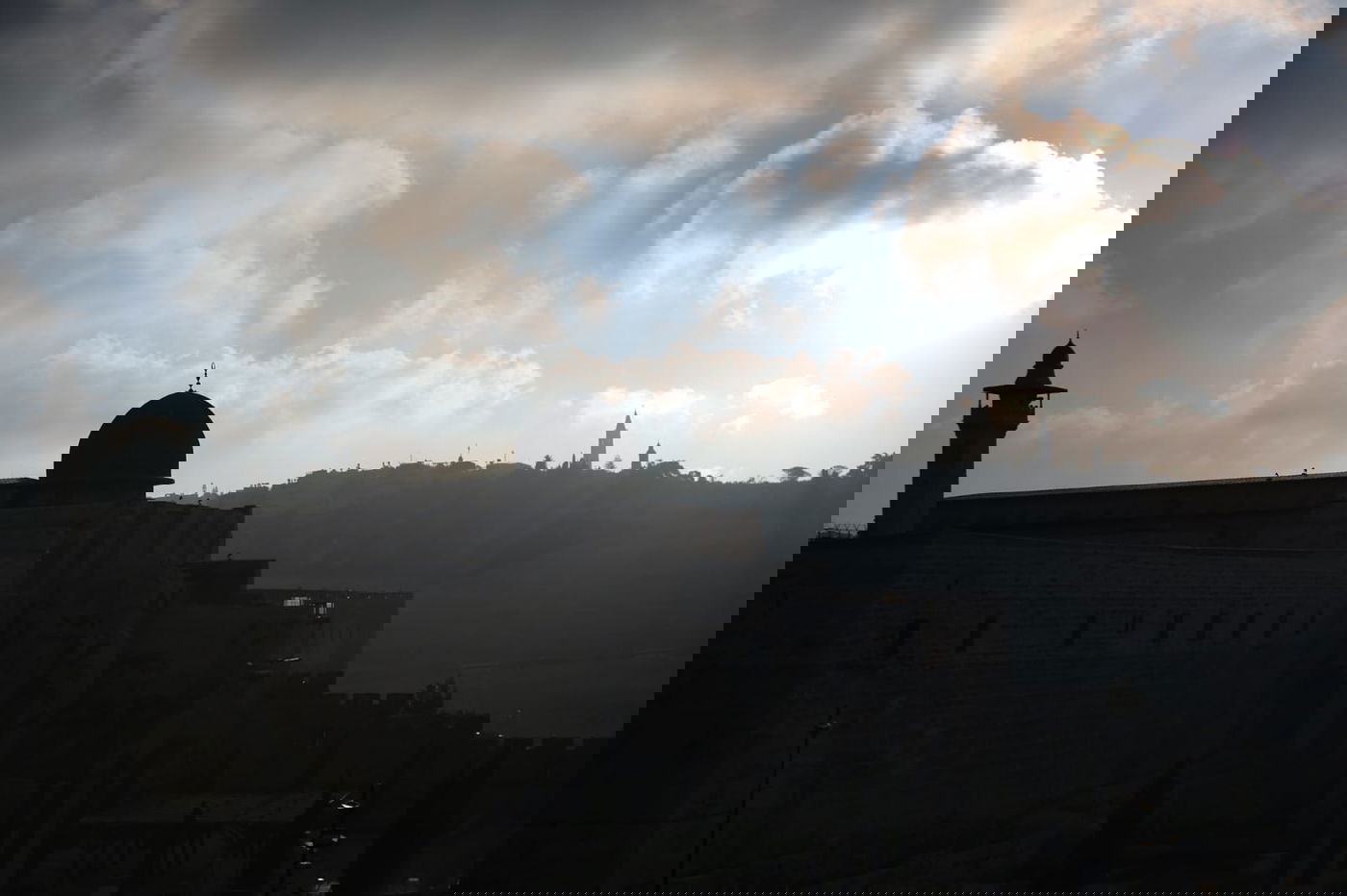 תיעוד: תפילת שחרית ליד שריד בית מקדשנו