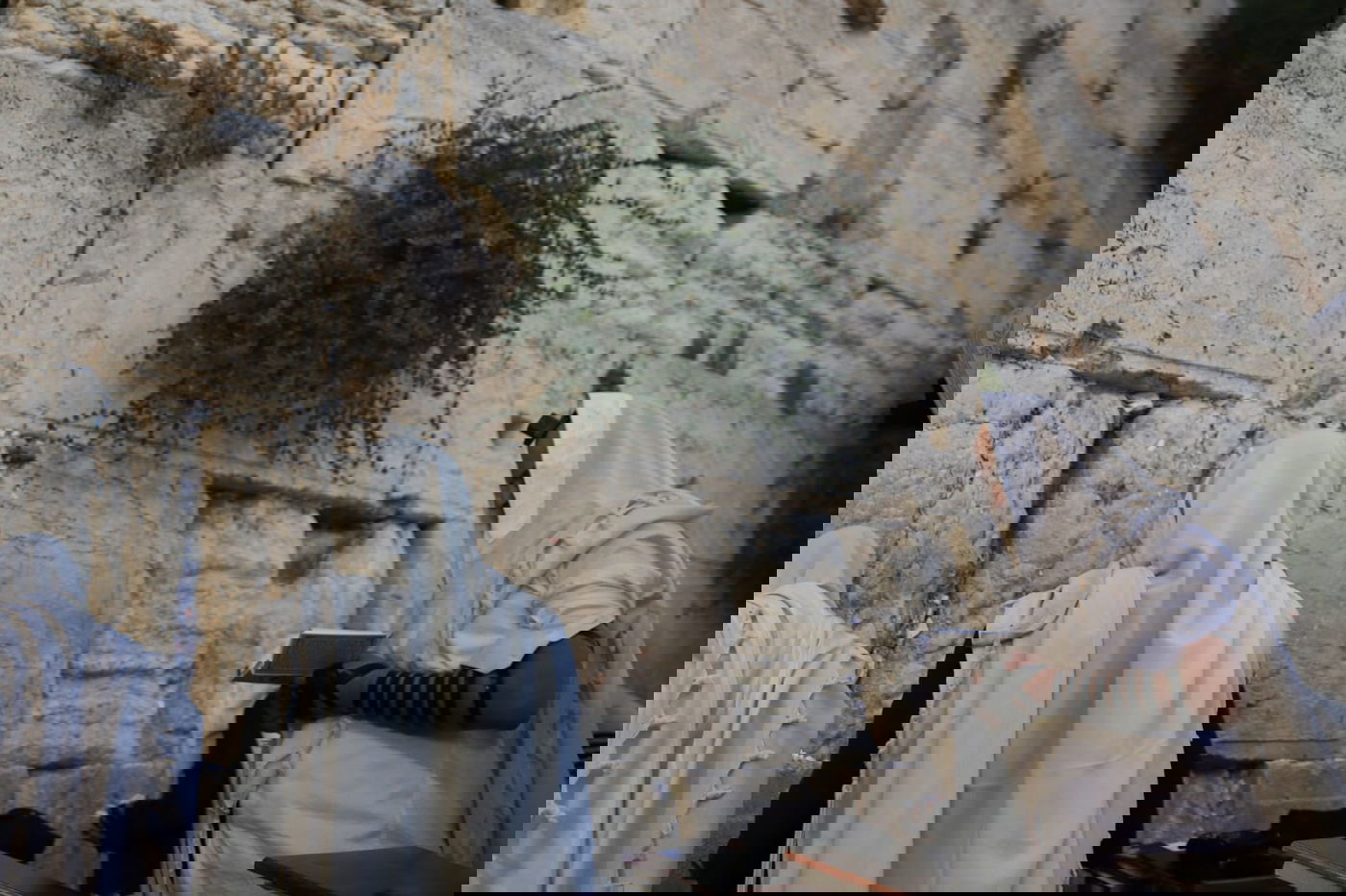 תיעוד: תפילת שחרית ליד שריד בית מקדשנו