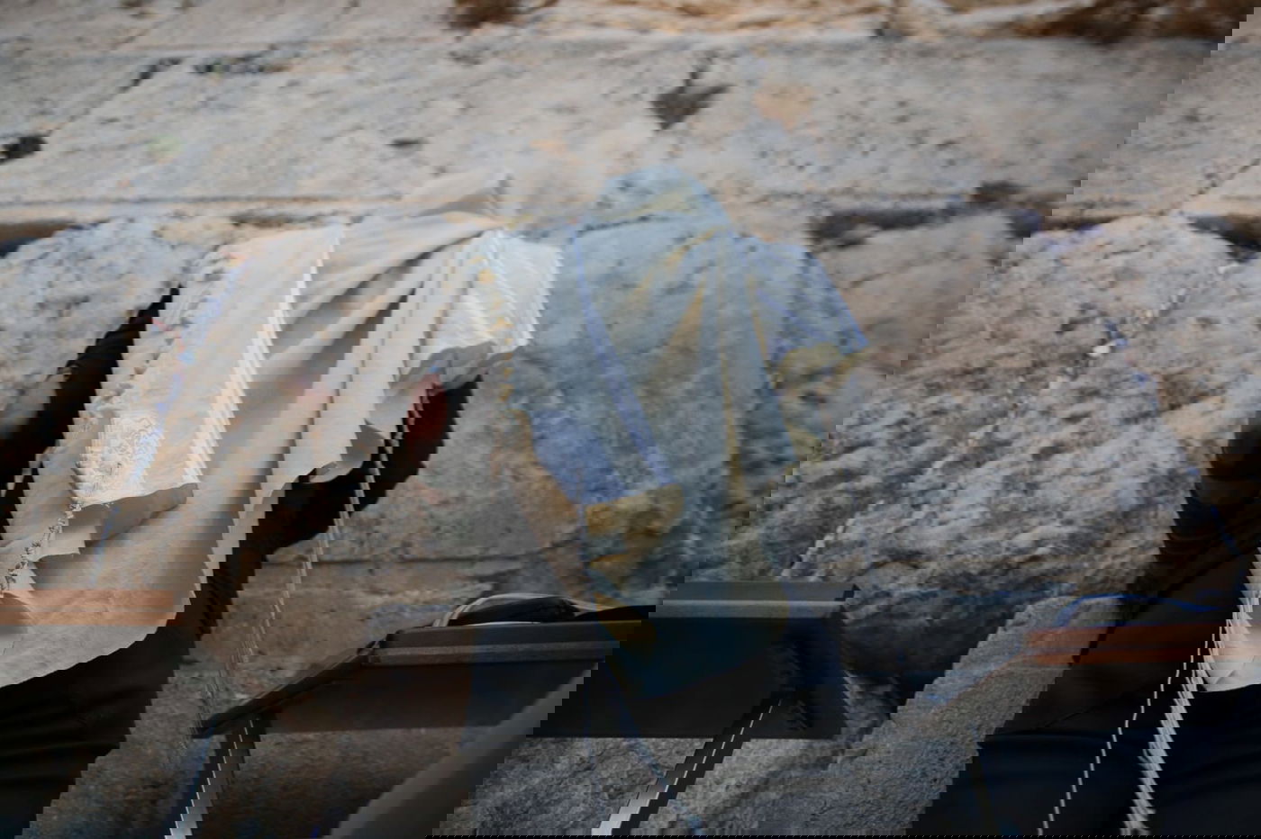 תיעוד: תפילת שחרית ליד שריד בית מקדשנו