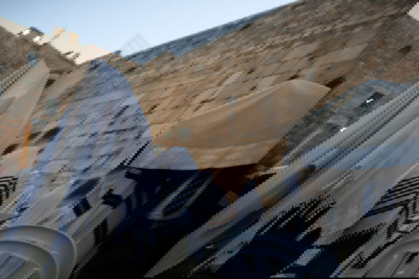 תיעוד: תפילת שחרית ליד שריד בית מקדשנו