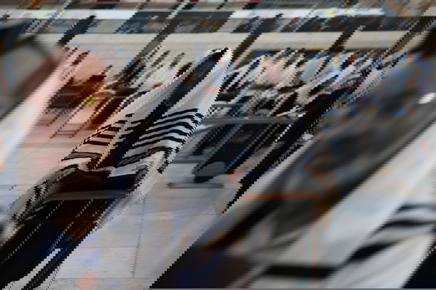 תיעוד: תפילת שחרית ליד שריד בית מקדשנו