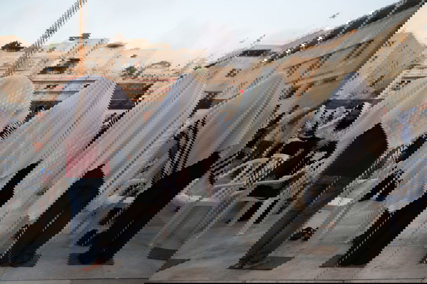 תיעוד: תפילת שחרית ליד שריד בית מקדשנו