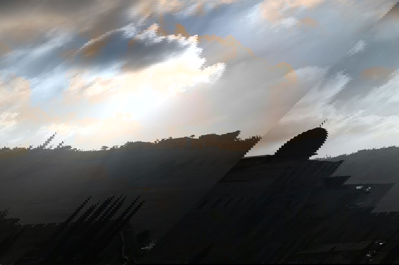 תיעוד: תפילת שחרית ליד שריד בית מקדשנו