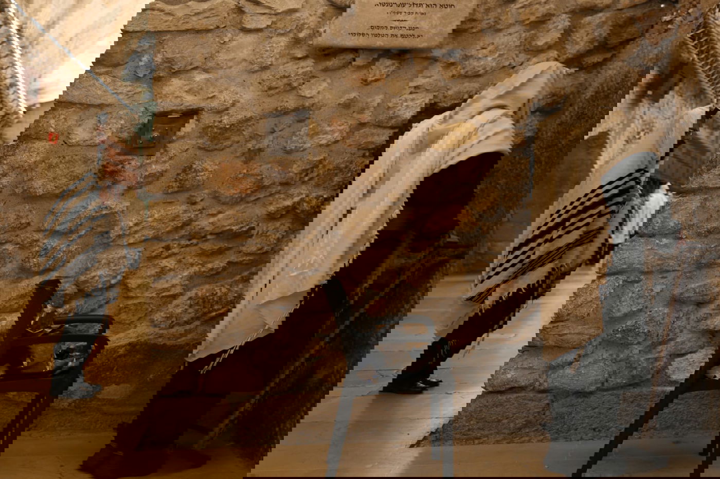 תיעוד: תפילת שחרית ליד שריד בית מקדשנו