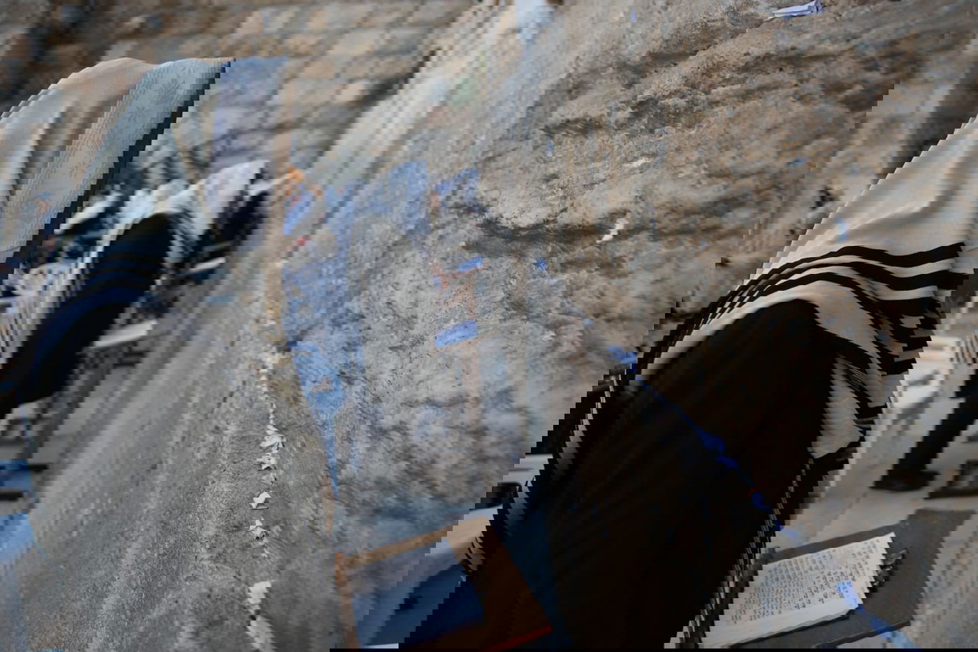 תיעוד: תפילת שחרית ליד שריד בית מקדשנו